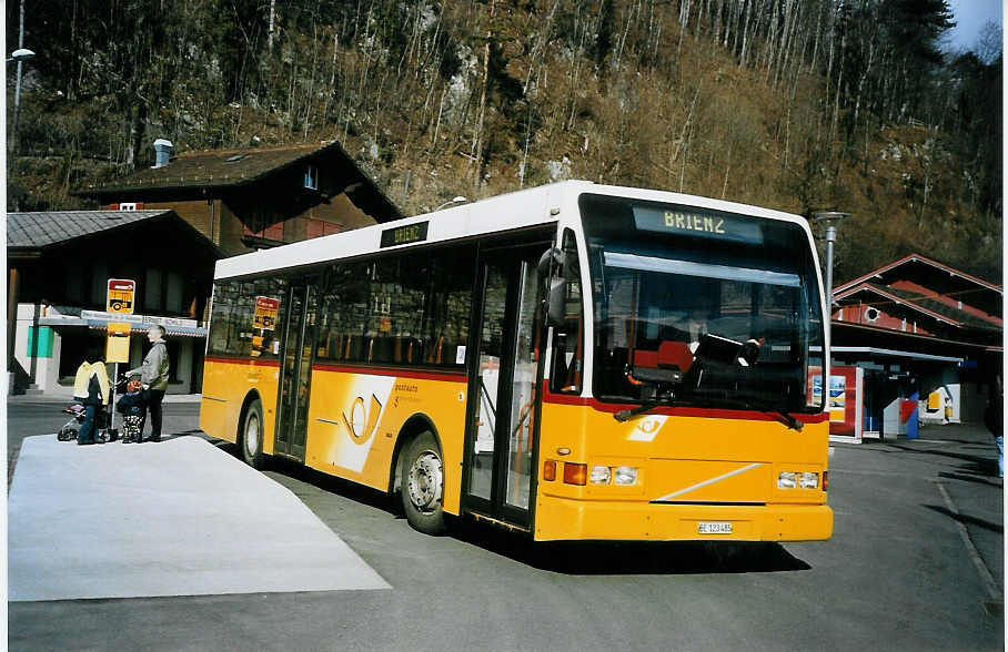 (075'635) - AVBB Schwanden - Nr. 1/BE 123'485 - Volvo/Berkhof am 12. M�rz 2005 beim Bahnhof Brienz