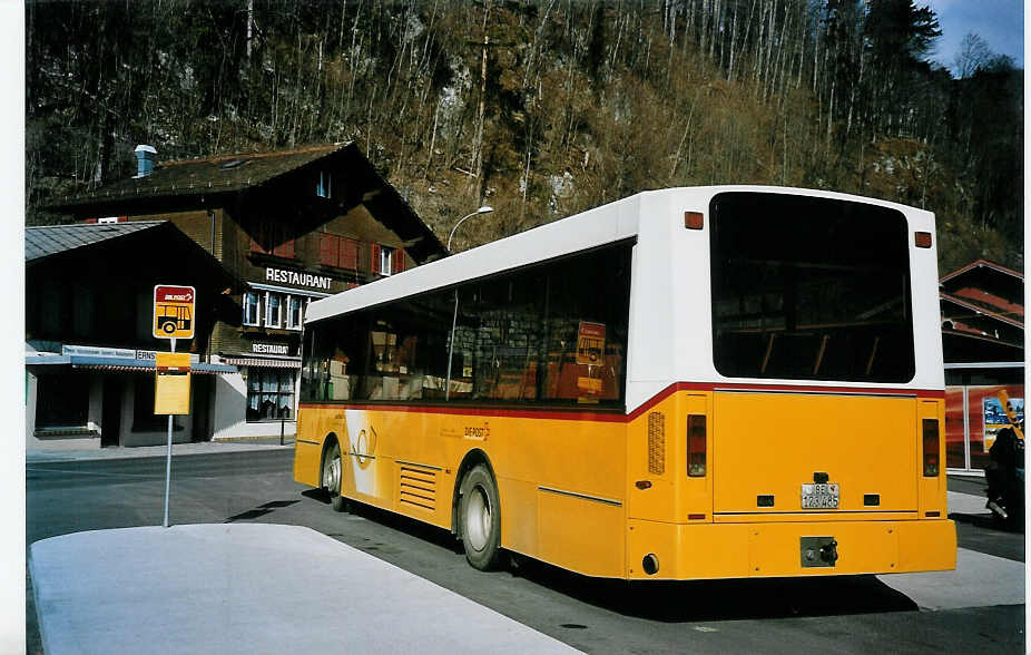 (075'636) - AVBB Schwanden - Nr. 1/BE 123'485 - Volvo/Berkhof am 12. M�rz 2005 beim Bahnhof Brienz
