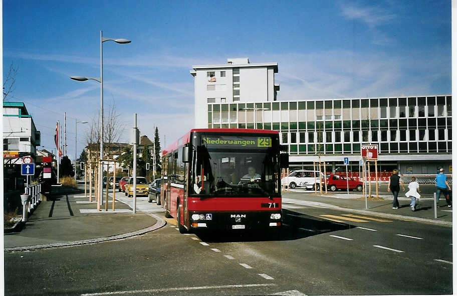 (075'720) - Peyer, Niederwangen - Nr. 71/BE 122'002 - MAN/G�ppel am 20. M�rz 2005 in K�niz, Br�hlplatz