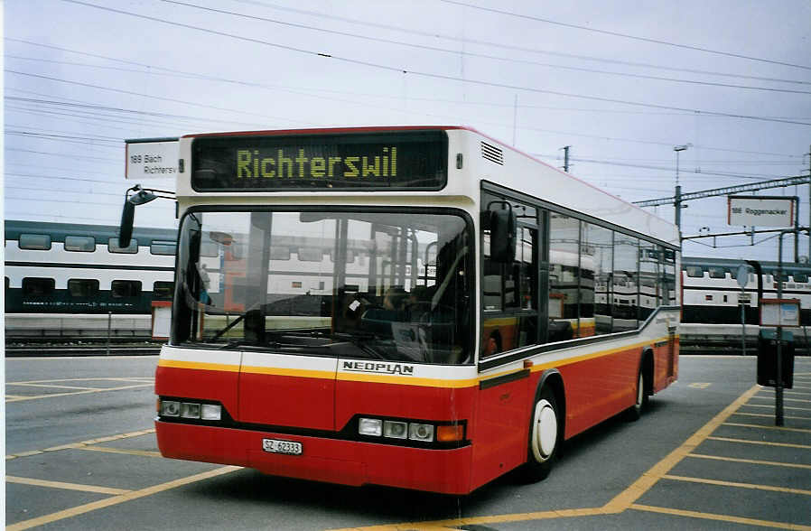 (075'910) - Landolt, Pf�ffikon - SZ 62'333 - Neoplan am 31. M�rz 2005 beim Bahnhof Pf�ffikon