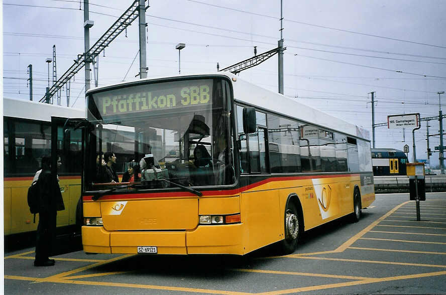 (075'914) - Schuler, Feusisberg - SZ 69'121 - Volvo/Hess am 31. M�rz 2005 beim Bahnhof Pf�ffikon