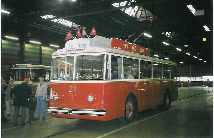(076'330) - VB Biel - Nr. 21 - Berna/Hess Trolleybus am 23. April 2005 in Biel, Depot