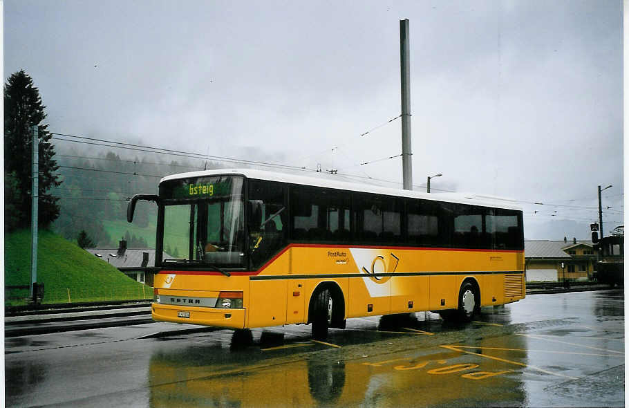 (076'602) - K�bli, Gstaad - BE 403'014 - Setra am 16. Mai 2005 beim Bahnhof Gstaad