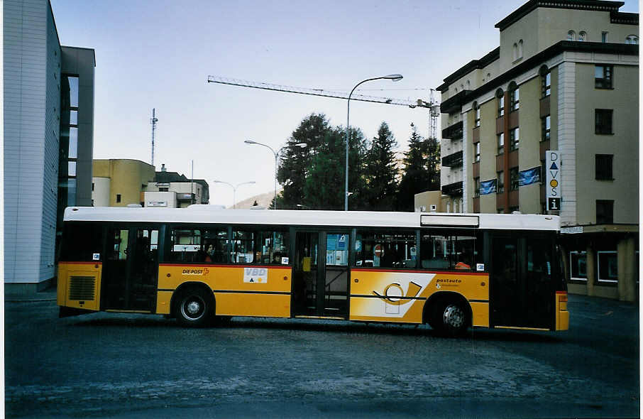 (076'729) - PostAuto Graub�nden - GR 102'355 - Mercedes (ex P 25'202) am 27. Mai 2005 beim Bahnhof Davos-Dorf