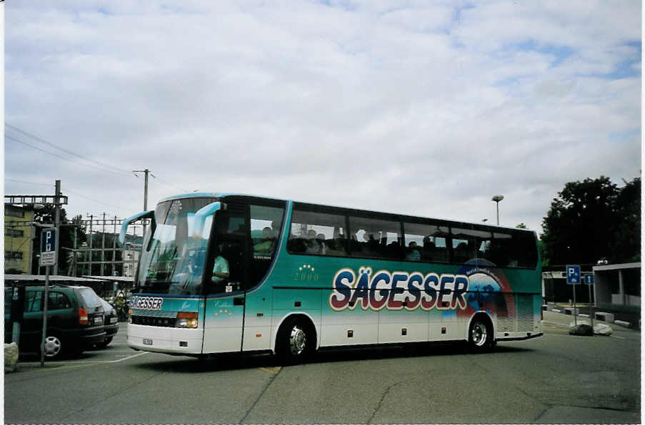 (077'026) - S�gesser, Wintersingen - Nr. 4/BL 7301 - Setra am 5. Juni 2005 beim Bahnhof Liestal