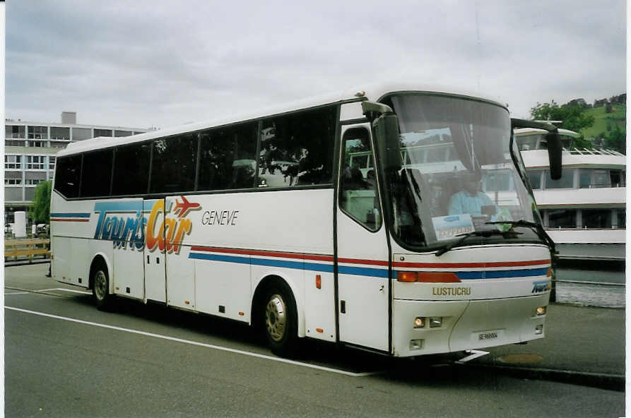 (077'324) - TourisCar, Gen�ve - GE 960'004 - Bova am 5. Juni 2005 bei der Schiffl�ndte Thun