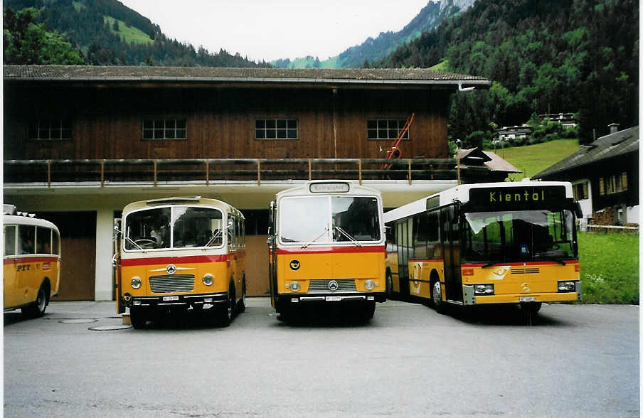 (078'025) - Schmid, Th�rishaus - Nr. 9/BE 26'105 - Saurer/R&J (ex Geiger, Adelboden Nr. 9) + Zimmermann, Niederwangen - BE 24'071 - Saurer/T�scher (ex P 24'632) + Portenier, Adelboden - Nr. 2/BE 26'853 - Mercedes (ex P 25'198; ex Anthamatten, Saas-Almagell) am 25. Juni 2005 in Kiental, Garage Portenier