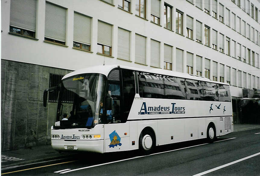 (079'320) - Amadeus, Visp - Nr. 3/VS 196'299 - Neoplan am 30. Juli 2005 in Basel, Schiffl�nde