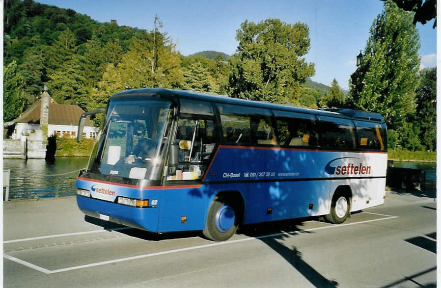 (079'402) - Settelen, Basel - Nr. 62/BS 1888 - Neoplan am 12. August 2005 bei der Schiffl�ndte Thun