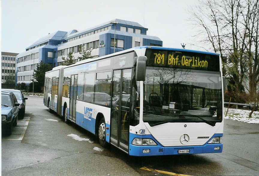 (081'622) - Welti-Furrer, Z�rich - Nr. 86/ZH 661'186 - Mercedes am 28. November 2005 beim Bahnhof Glattbrugg
