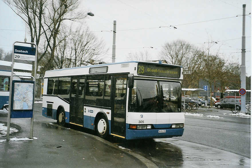 (081'627) - VBZ Z�rich - Nr. 305/ZH 654'305 - Neoplan am 28. November 2005 beim Bahnhof Z�rich-Seebach