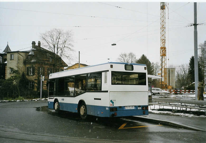 (081'628) - VBZ Z�rich - Nr. 305/ZH 654'305 - Neoplan am 28. November 2005 beim Bahnhof Z�rich-Seebach