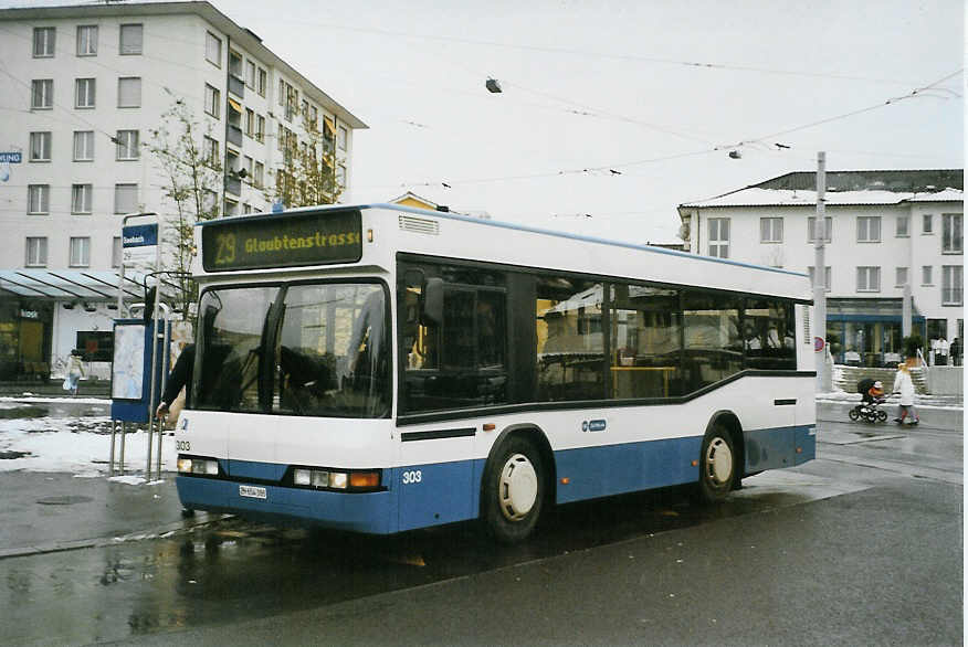 (081'631) - VBZ Z�rich - Nr. 303/ZH 654'303 - Neoplan am 28. November 2005 beim Bahnhof Z�rich-Seebach
