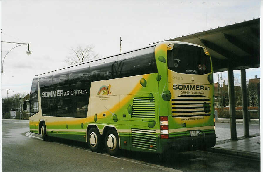 (081'715) - Aus der Schweiz: Sommer, Gr�nen - BE 71'702 - Neoplan am 3. Dezember 2005 beim Bahnhof Freiburg