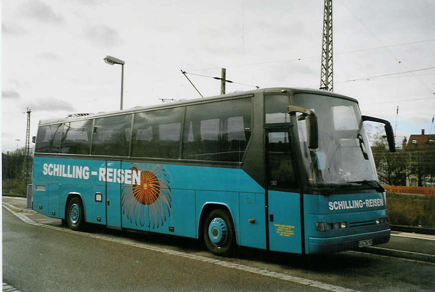 (081'717) - Schilling, Heudorf - SIG-SG 901 - Dr�gm�ller am 3. Dezember 2005 beim Bahnhof Freiburg