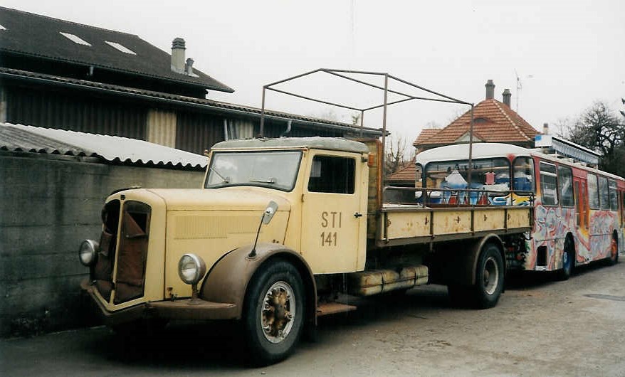 (030'303) - Aus dem Archiv: STI Thun - Nr. 141 - Berna (ex Nr. 41) am 19. M�rz 1999 in Thun, Garage