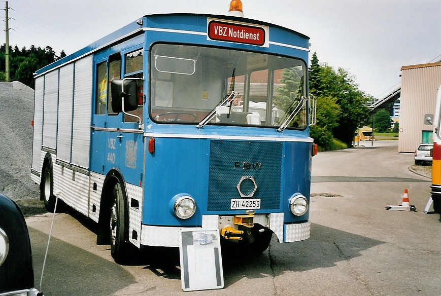 (053'735) - Aus dem Archiv: VBZ Z�rich - Nr. 440/ZH 42'259 - FBW/T�scher am 15. Juni 2002 in Hinwil, AMP