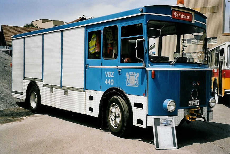 (053'810) - Aus dem Archiv: VBZ Z�rich - Nr. 440/ZH 42'259 - FBW/T�scher am 15. Juni 2002 in Hinwil, AMP