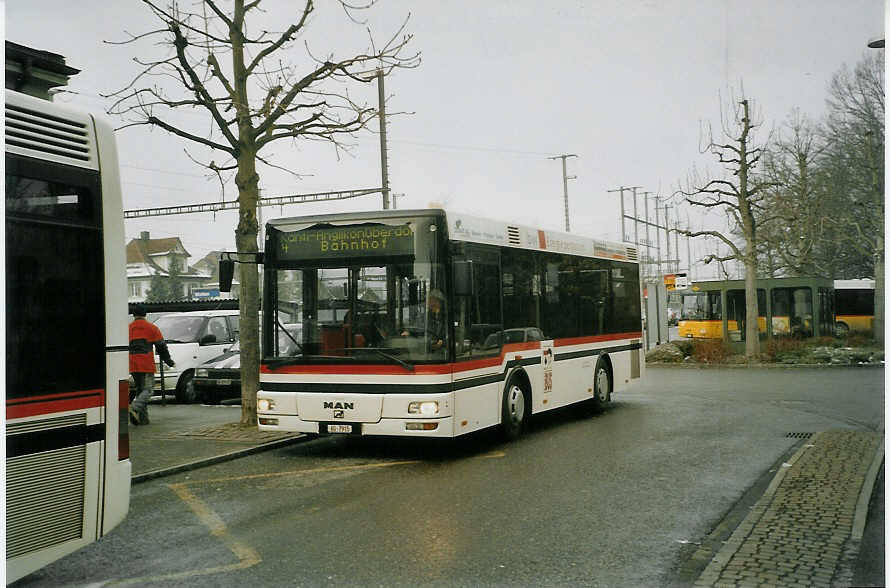 (082'128) - Geissmann, H�gglingen - AG 7915 - MAN am 27. Dezember 2005 beim Bahnhof Wohlen