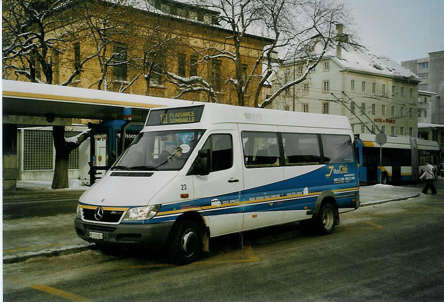 (082'202) - MobiCit�, La Chaux-de-Fonds - Nr. 23/NE 113'823 - Mercedes am 28. Dezember 2005 beim Bahnhof La Chaux-de-Fonds