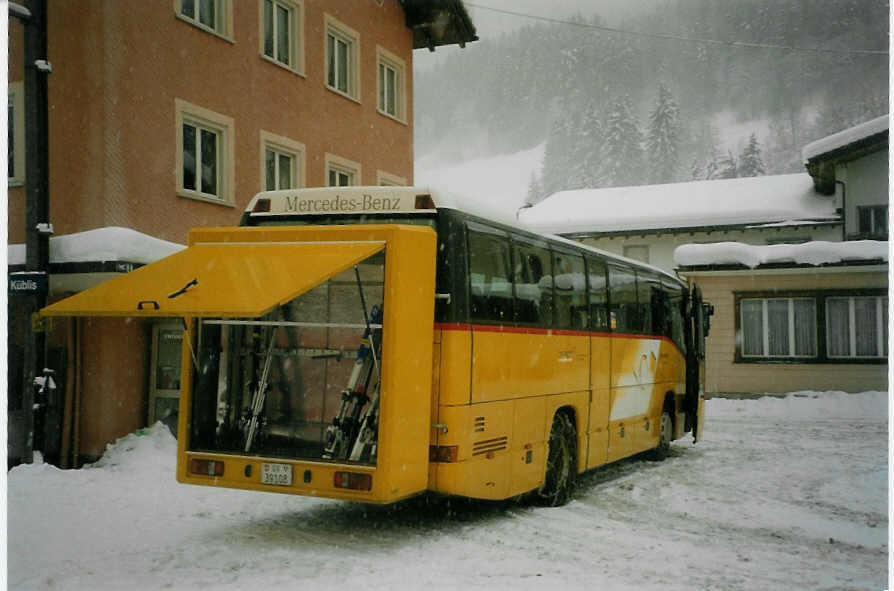(082'326) - Hartmann, K�blis - Nr. 17/GR 39'108 - Mercedes am 1. Januar 2006 beim Bahnhof K�blis