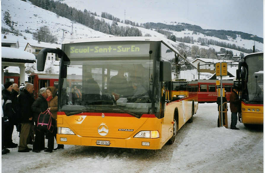 (082'407) - PostAuto Graub�nden - GR 102'343 - Mercedes am 1. Januar 2006 beim Bahnhof Scuol-Tarasp