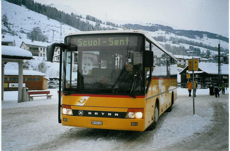 (082'416) - PostAuto Graub�nden - GR 102'345 - Setra (ex P 26'026) am 1. Januar 2006 beim Bahnhof Scuol-Tarasp