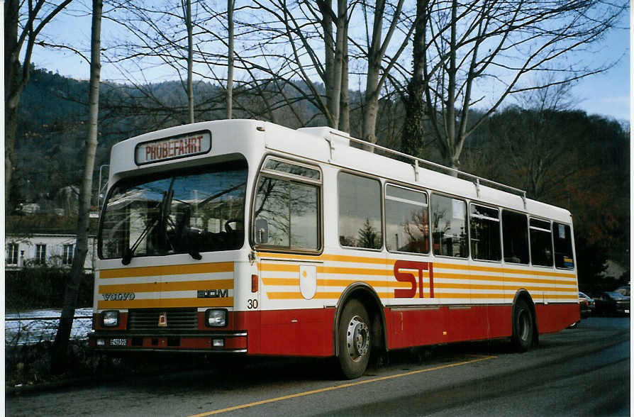 (082'435) - STI Thun - Nr. 30/BE 419'030 - Volvo/R&J (ex SAT Thun Nr. 30) am 3. Januar 2006 bei der Schiffl�ndte Thun
