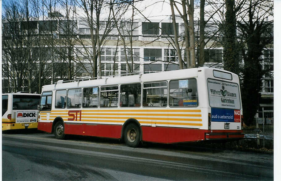 (082'436) - STI Thun - Nr. 30/BE 419'030 - Volvo/R&J (ex SAT Thun Nr. 30) am 3. Januar 2006 bei der Schiffl�ndte Thun