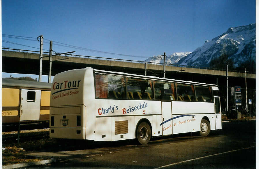 (082'721) - R�egg, Untersiggenthal - AG 18'104 - Van Hool am 22. Januar 2006 beim Bahnhof Interlaken Ost