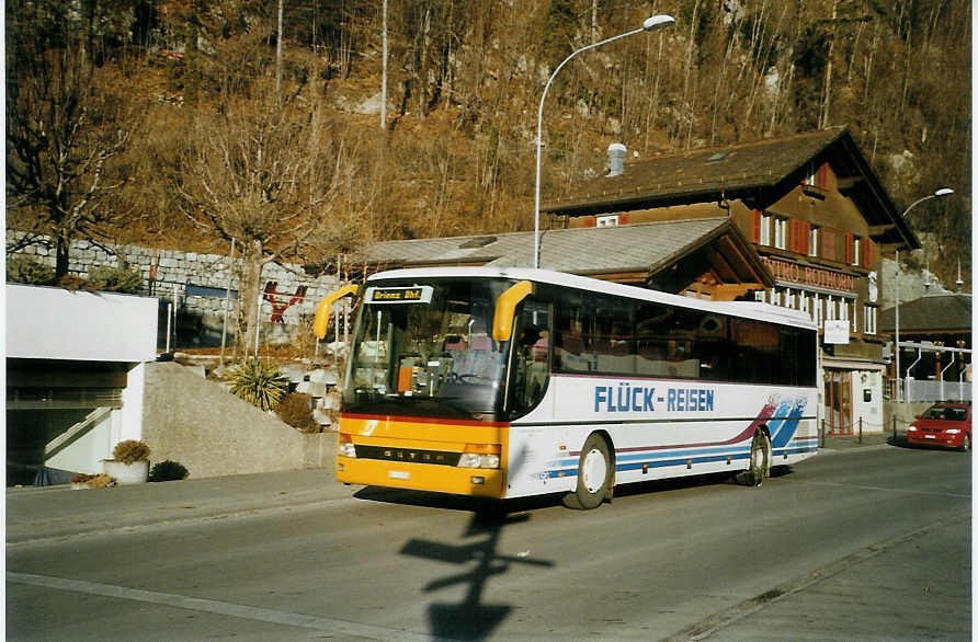 (082'736) - Fl�ck, Brienz - BE 156'358 - Setra am 22. Januar 2006 beim Bahnhof Brienz