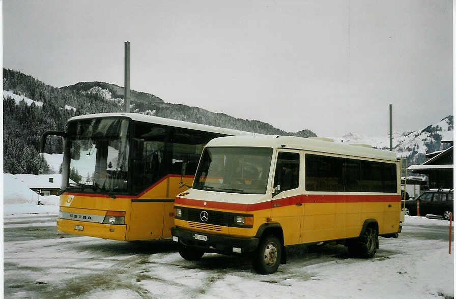 (083'131) - K�bli, Gstaad - BE 21'779 - Mercedes/Auw�rter (ex von Gr�nigen, Turbach) am 19. Februar 2006 beim Bahnhof Gstaad