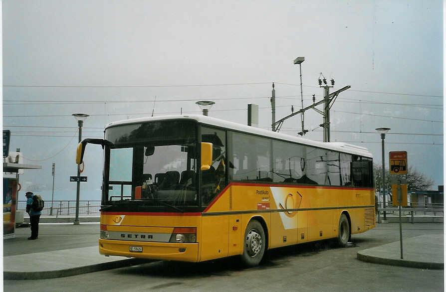 (083'312) - Fl�ck, Brienz - BE 59'424 - Setra am 25. Februar 2006 beim Bahnhof Brienz