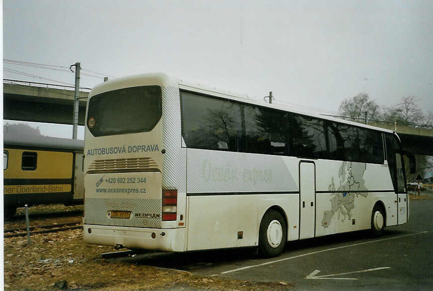 (083'324) - Aus der Tschechoslowakei: Autobusov�, Doprova - TUA-61-01 - Neoplan am 25. Februar 2006 beim Bahnhof Interlaken Ost