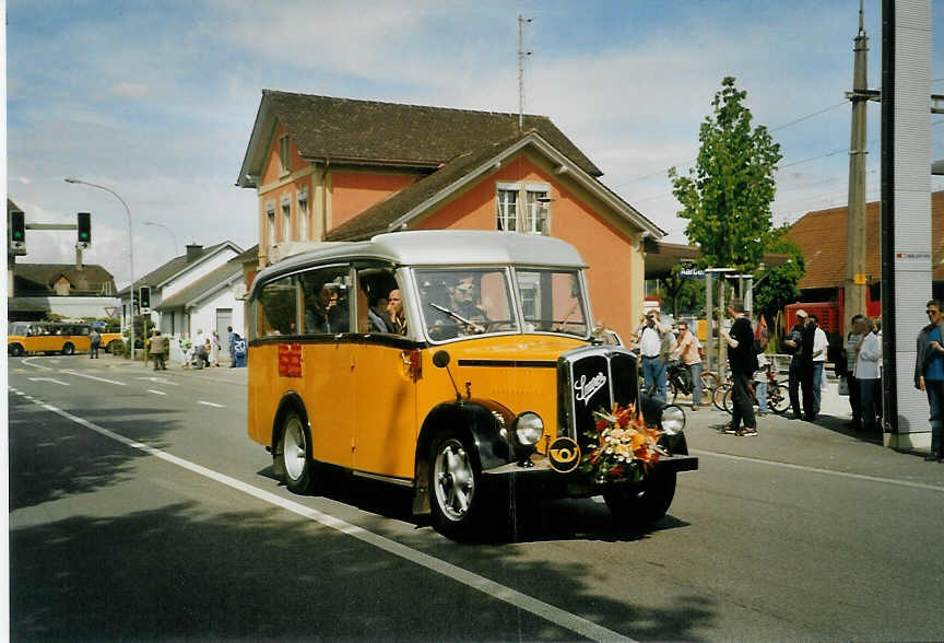 (085'004) - Rieser, H�tten - ZH 65'038 - Saurer/Saurer (ex Bastler im Sihltal; ex Lienert, Einsiedeln; ex Steiner, Meikirch) am 13. Mai 2006 beim Bahnhof Aarberg