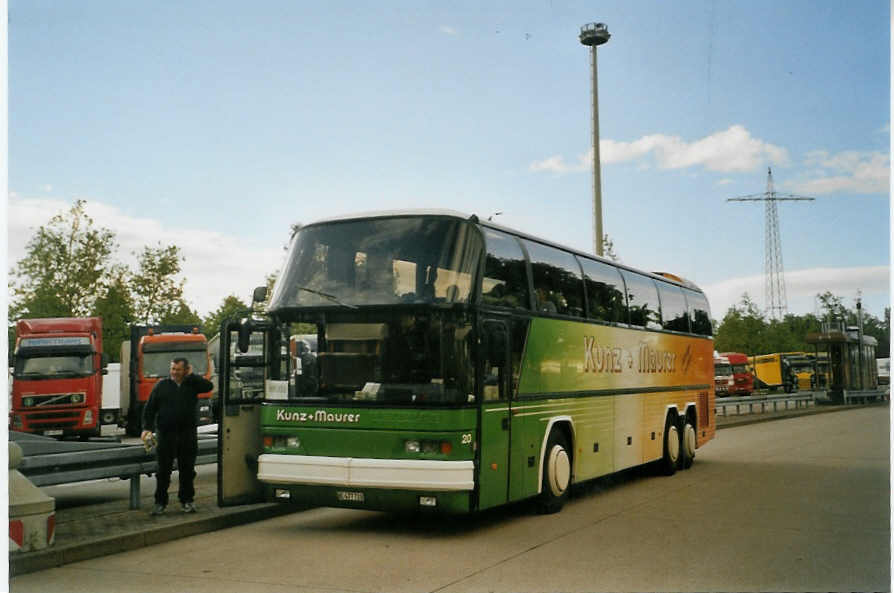 (085'208) - Aus der Schweiz: Kunz+Maurer, Burgistein - Nr. 20/BE 477'720 - Neoplan am 19. Mai 2006 in L�rrach, Grenze
