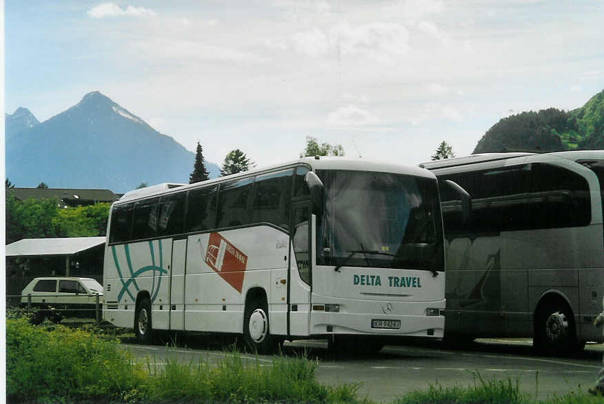 (085'425) - Aus Polen: Delta, Krak�w - KR 9424J - Mercedes am 21. Mai 2006 beim Bahnhof Interlaken West
