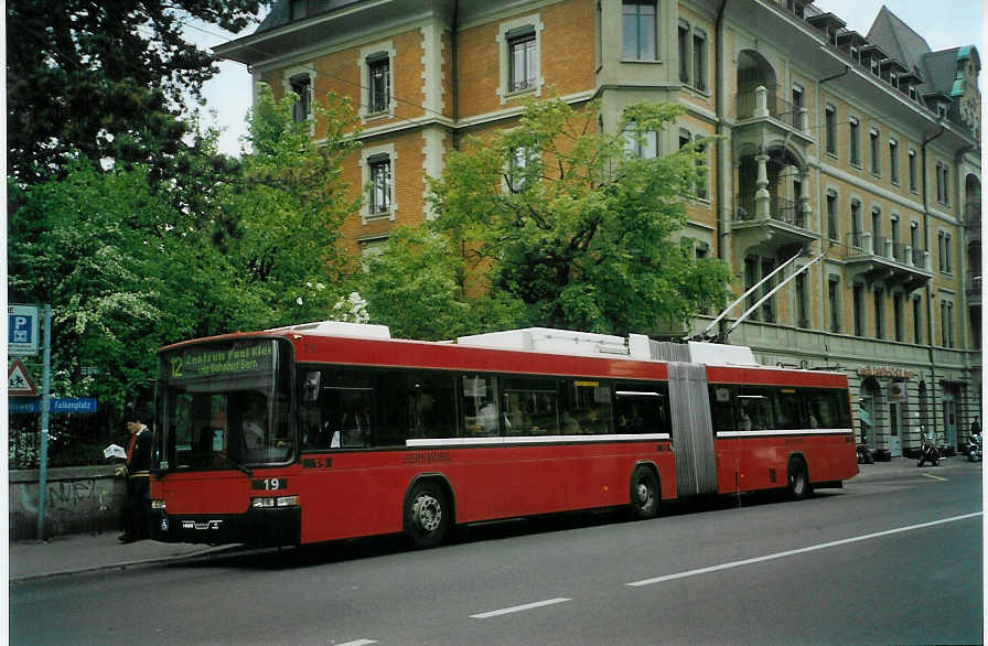 (085'504) - Bernmobil, Bern - Nr. 19 - NAW/Hess Gelenktrolleybus am 22. Mai 2006 in Bern, Universit�t