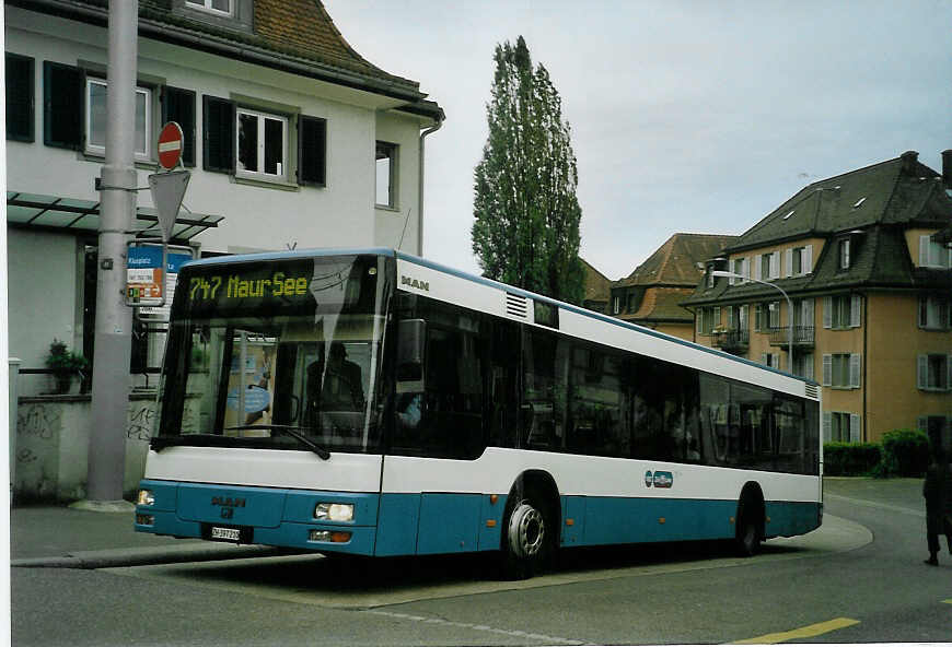 (085'609) - Gut, Binz - Nr. 10/ZH 397'210 - MAN am 25. Mai 2006 in Z�rich, Klusplatz