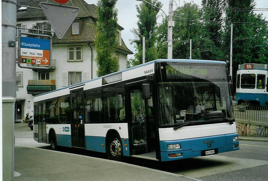 (085'616) - Gut, Binz - Nr. 9/ZH 379'809 - MAN am 25. Mai 2006 in Z�rich, Klusplatz