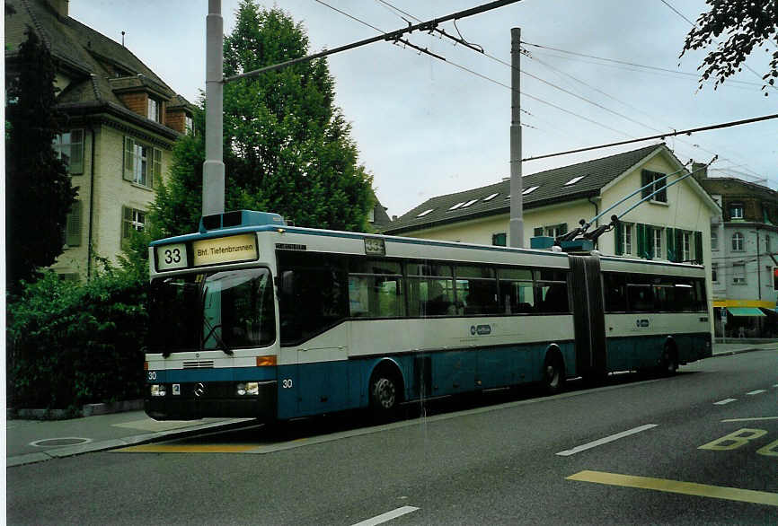 (085'629) - VBZ Z�rich - Nr. 30 - Mercedes Gelenktrolleybus am 25. Mai 2006 in Z�rich, Klusplatz