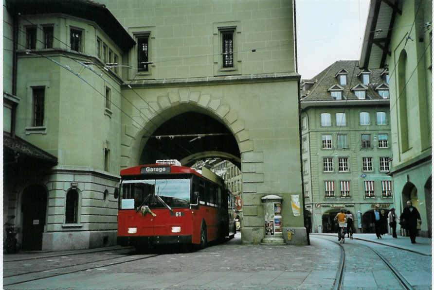 (085'726) - Bernmobil, Bern - Nr. 61 - FBW/Hess Gelenktrolleybus am 28. Mai 2006 in Bern, K�figturm