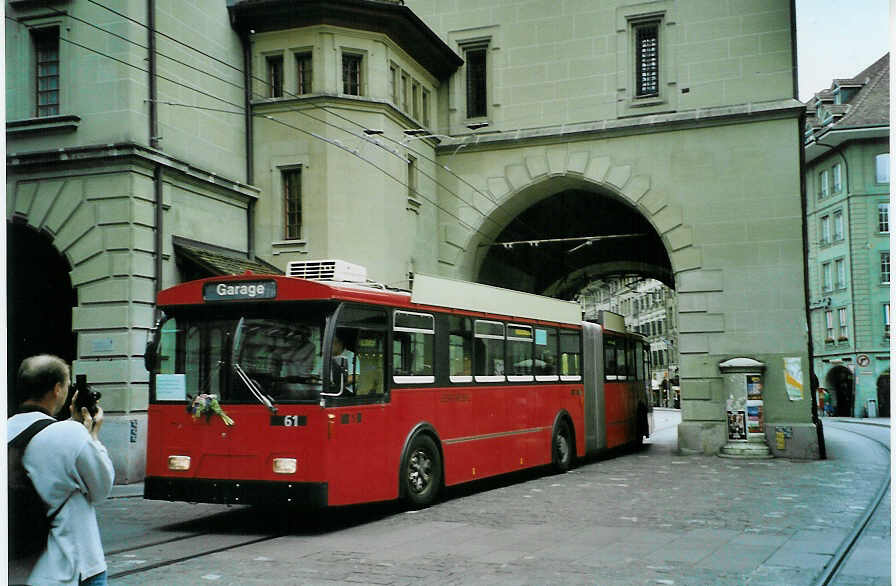 (085'727) - Bernmobil, Bern - Nr. 61 - FBW/Hess Gelenktrolleybus am 28. Mai 2006 in Bern, K�figturm
