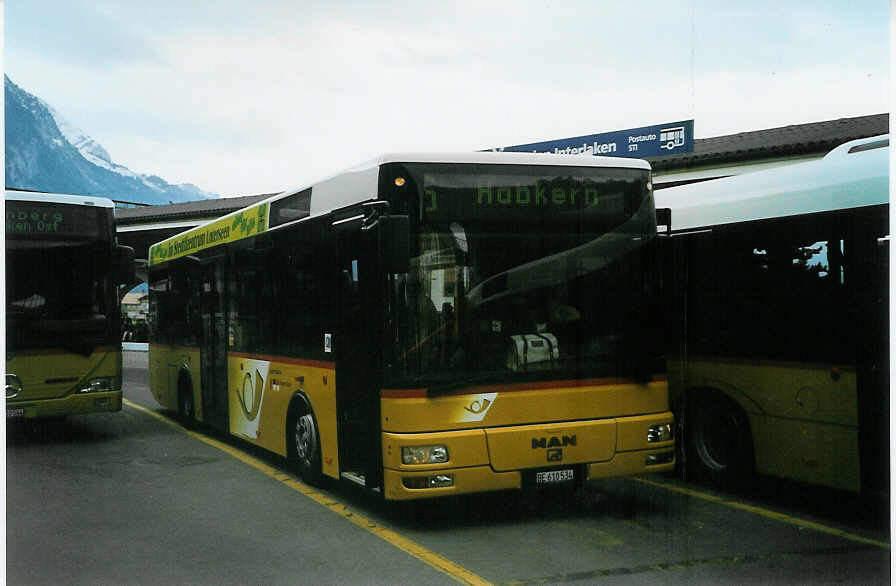 (085'832) - PostAuto Bern - BE 610'534 - MAN/G�ppel (ex P 23'034) am 4. Juni 2006 beim Bahnhof Interlaken West