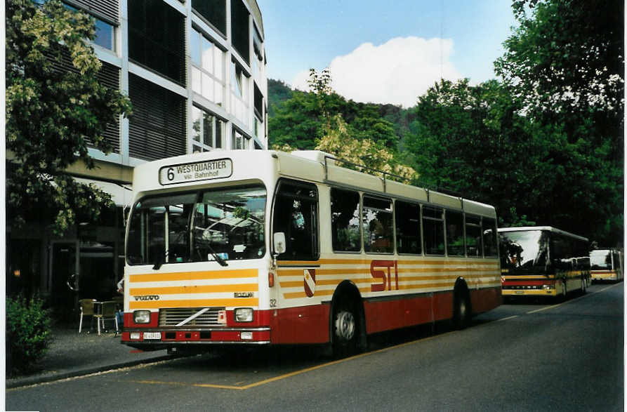 (085'921) - STI Thun - Nr. 32/BE 419'032 - Volvo/R&J (ex SAT Thun Nr. 32) am 6. Juni 2006 bei der Schiffl�ndte Thun