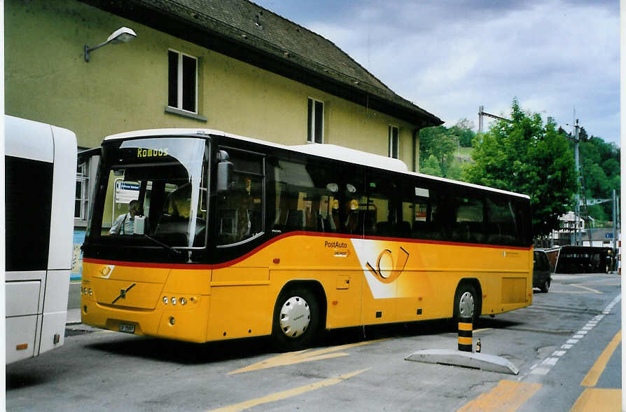(086'734) - Untern�hrer, Romoos - LU 15'097 - Volvo am 18. Juni 2006 beim Bahnhof Wolhusen