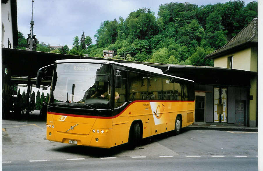 (086'736) - Untern�hrer, Romoos - LU 15'097 - Volvo am 18. Juni 2006 beim Bahnhof Wolhusen