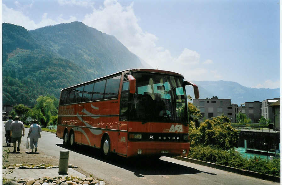 (087'111) - AFA Adelboden - Nr. 27/BE 26'773 - Setra (ex Nr. 23; ex Fl�ck, Brienz) am 2. Juli 2006 beim Bahnhof Interlaken West