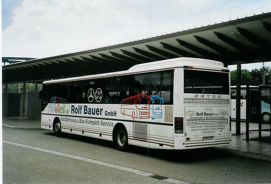 (087'215) - Bauer, Gundelfingen - EM-S 427 - Setra am 8. Juli 2006 beim Bahnhof Freiburg