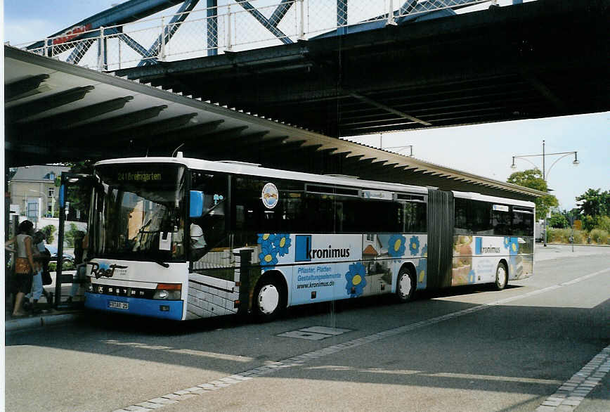 (087'415) - Rast, Hartheim - FR-AR 25 - Setra am 24. Juli 2006 beim Bahnhof Freiburg